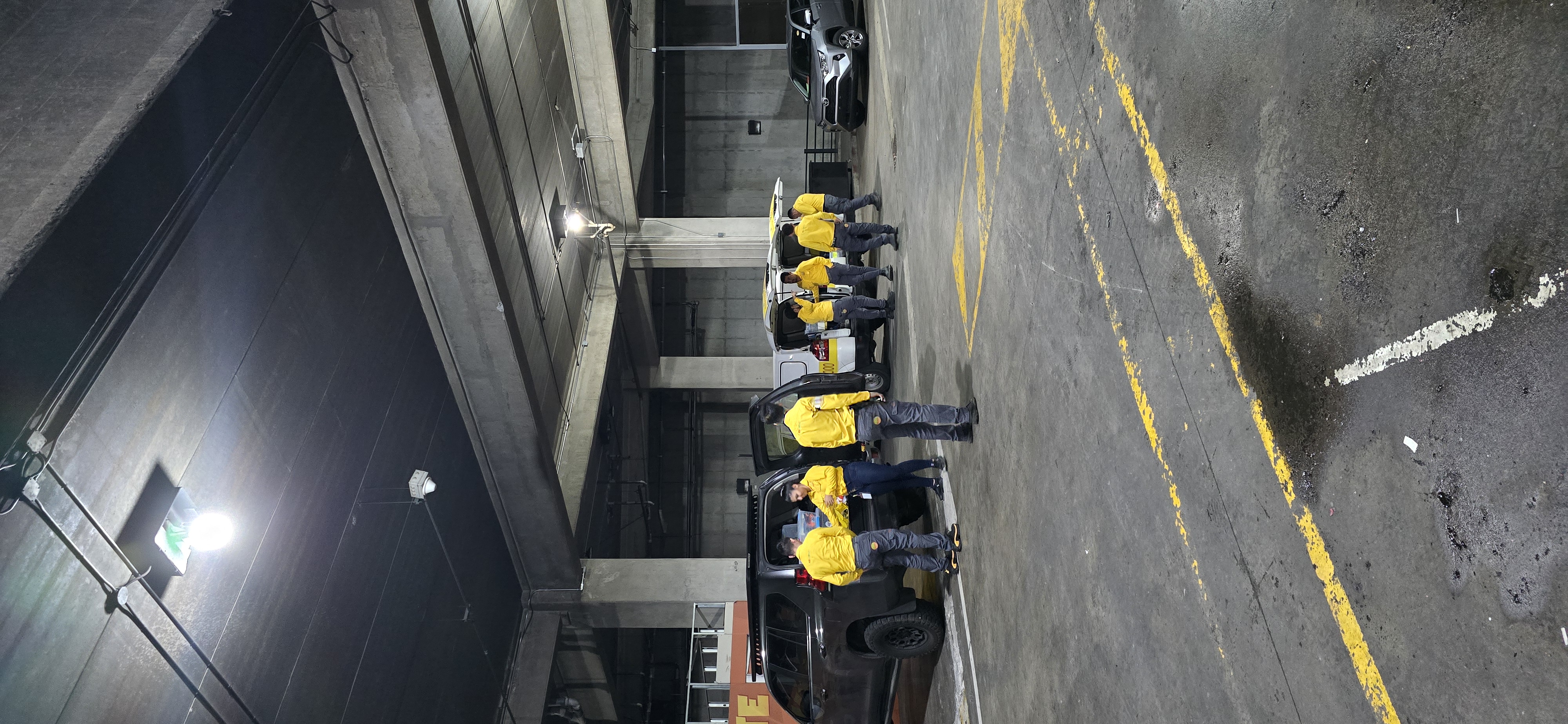 Equipo EcoPlagas en operación nocturna