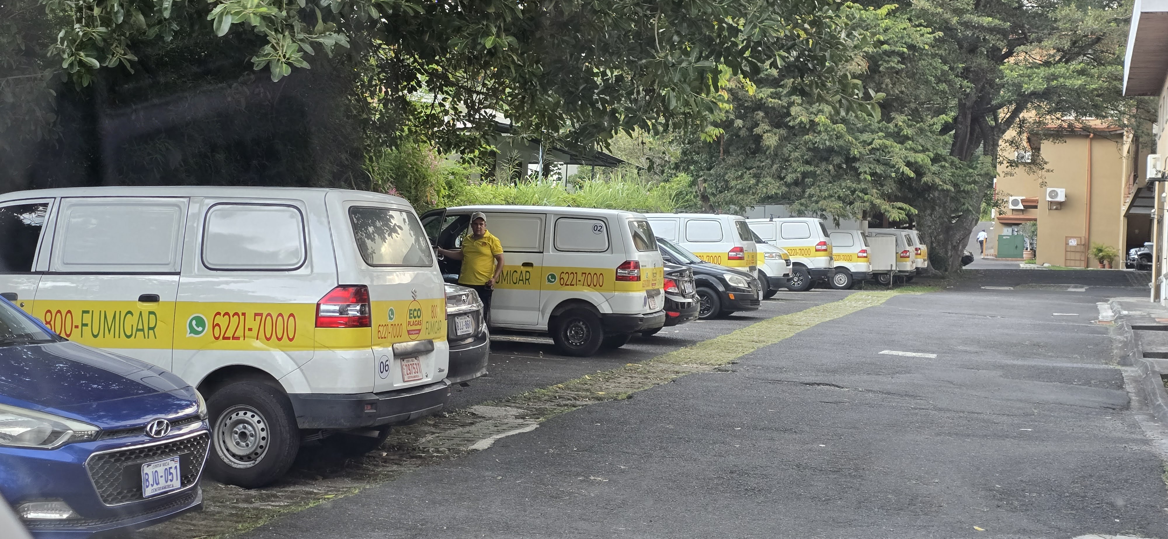 Flota de vans EcoPlagas en San José Costa Rica