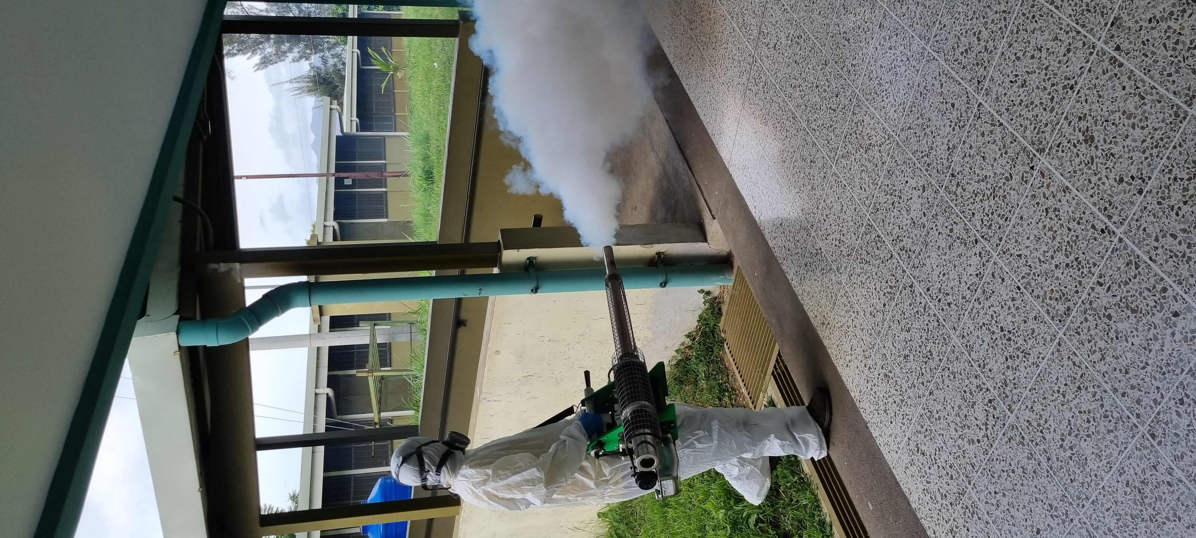 Técnico EcoPlagas fumigando con equipo profesional