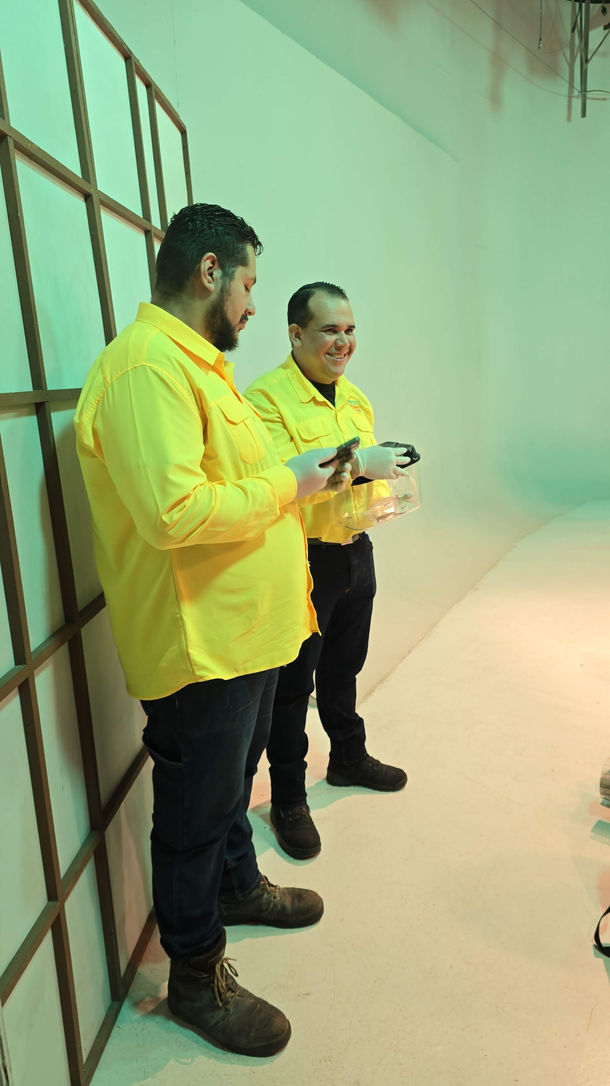 Técnicos EcoPlagas en uniforme durante servicio de fumigación